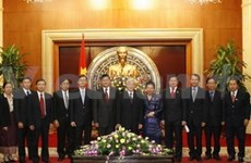 国会主席阮富仲会见老挝高层代表团